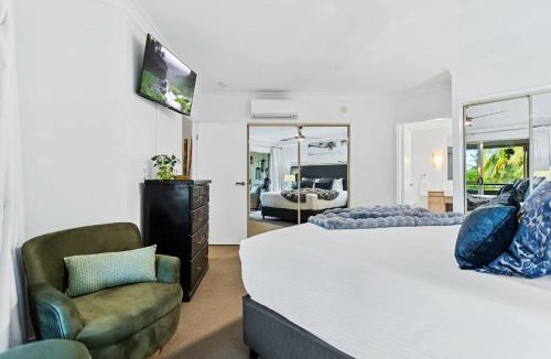 Westcourt Apartment | Pineapple Palms - Resort 9 Pools & Gym