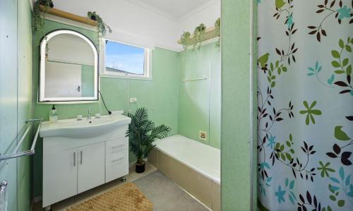 Beenleigh House | Queen Bed Shared Bath, 5BR Home In Beenleigh For 2 Bedroom1