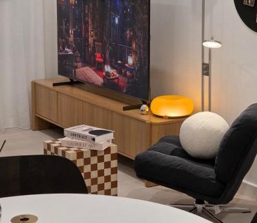Burwood Apartment | 'Vinyl' 1-BR Apt in the heart of Burwood with study n free parking