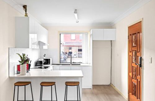 Canley Vale House | Tranquil Double Room - Walk to Train & Cabramatta Eats - Shared Bathroom