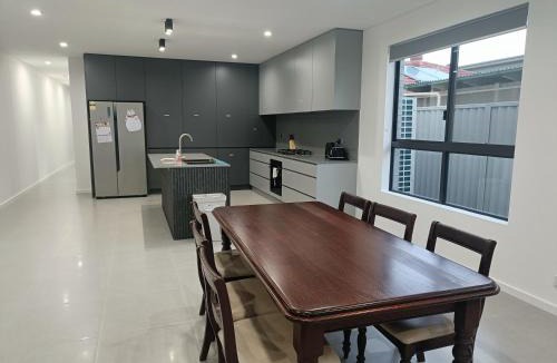 Guildford House | Modern and Peaceful Queen Room in Guildford - NR5