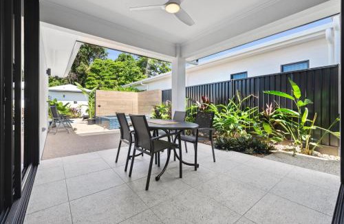 Palm Cove House | Twin Palms 2 bedroom in Palm Cove, large spa, modern, new built