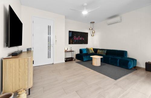 Palm Cove House | Twin Palms 2 bedroom in Palm Cove, large spa, modern, new built
