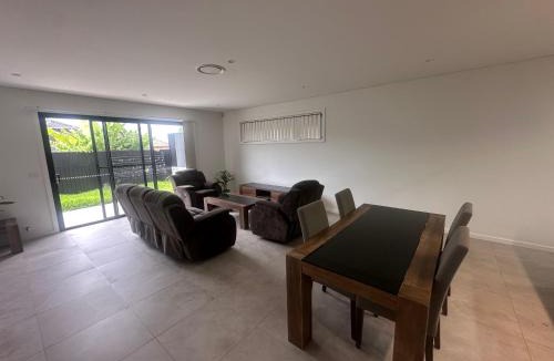 Guildford House | Queen Room in Modern House with Attached Bathroom - OR5