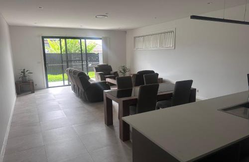 Guildford House | Spacious Queen Room with Attached Bathroom - OR1