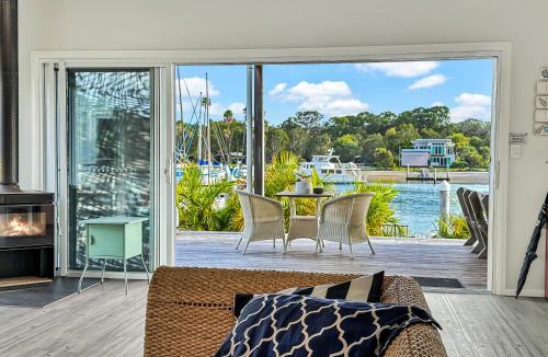 Gold Coast House | South Stradbroke Island Waters 4 bed, 3 bath, 10 guests, private beach & pontoon