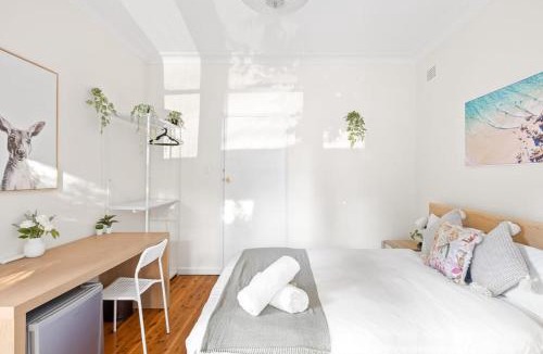 Killara House | Courtyard Double Room - Next to Transport & Shops in Killara - Shared Bathroom