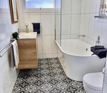 East Toowoomba House | Artist's Cottage - Cosy Home in Quiet Leafy Street