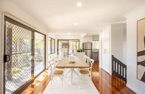 Sunnybank House | Tropical Tranquility Spacious Family Leafy Oasis