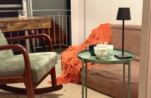 Allawah House | -Pls DO NOT BOOK - INVALID LISTING- The Grand Book Nook Retro Stay - Luxury King mattress with Flat TV - Private walk in book lounge & Study