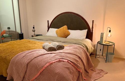 Allawah House | -Pls DO NOT BOOK - INVALID LISTING- The Grand Book Nook Retro Stay - Luxury King mattress with Flat TV - Private walk in book lounge & Study