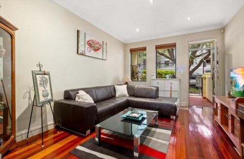 Alexandria House | Spacious 2-Bed Townhouse with Garage & Patio