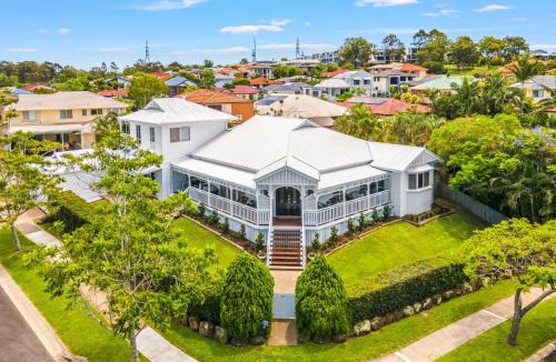 Murarrie House | The Duchess - Stunning Hamptons Oasis with Pool | Winter Escape Deal | Stay Longer & Save | 1 June – 31 August