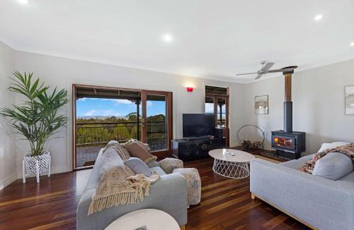 Mount Mellum House | 50kms of stunning ocean & hinterland views with pool