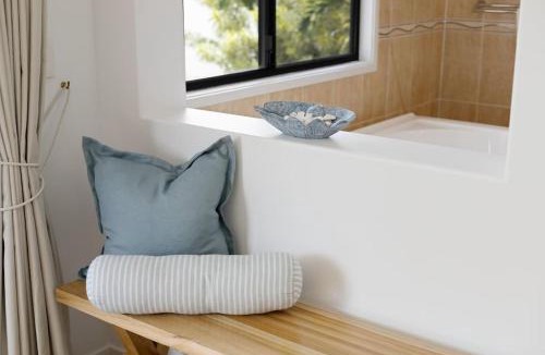 Twin Waters House | Stunning Waterfront Coastal Retreat, sleeps 13