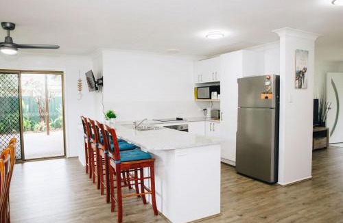 Warana House | Perfect Location 4BR Home Warana - 200m to Beach!