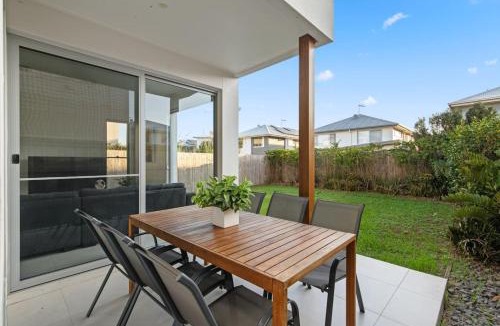 Rochedale House | Family 4BR Retreat Big Yard 2 Level Comfort