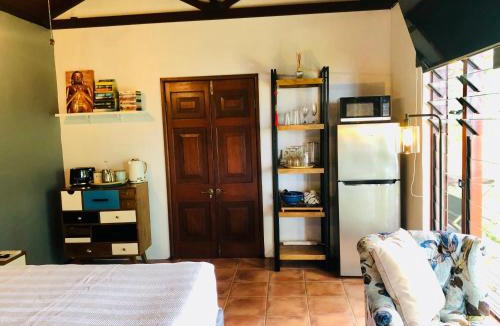 Rocky Point Cabin | Gunnadoo Holiday Hut with Ocean Views and Jacuzzi