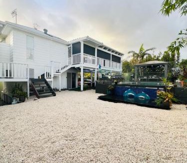The Entrance House | Large Coastal Home in the Heart of the Entrance! Sleeps 18