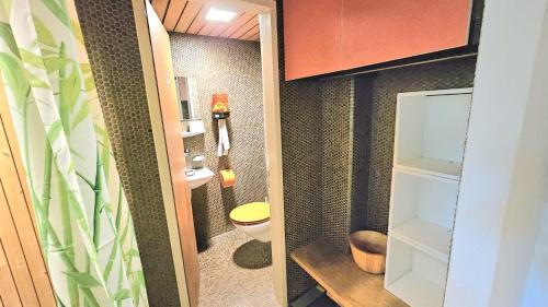 Aesch House | Gästezimmer in alternativer Kulturvilla