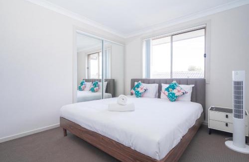 Werrington House | Spacious 4-Bedroom Home Near University & Shops