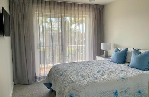 Biggera Waters Resort | Pelican Cove Waterfront Apartments