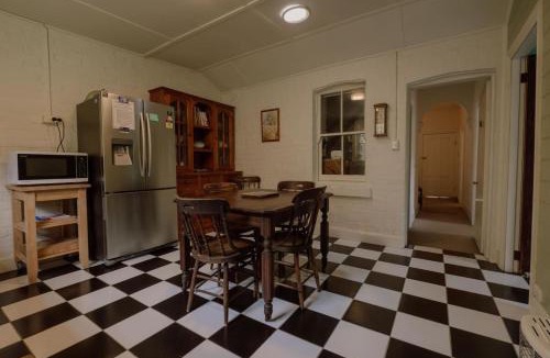 Mount Victoria House | Larsens Cottage 1 - Historic 1880 Home