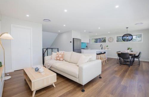 Charmhaven House | Lake House on Panorama - Refined Waterfront Living