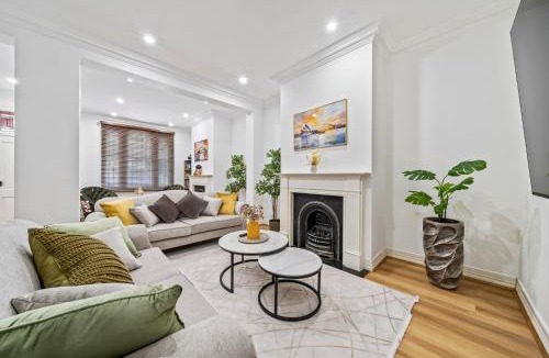Pyrmont House | Luxe Living Terrace by The Star