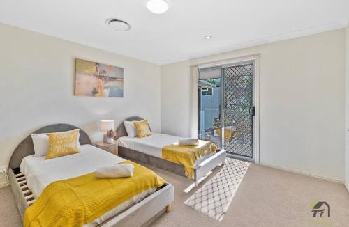 Springfield Lakes Villa | Cozy Heaven Treeview House for Dream Trip