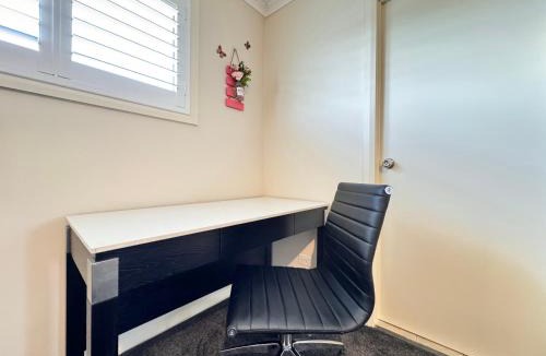 Penrith Villa | 5 Bedroom Group Accommodation Penrith CBD Sleeps 12 Near Hospital Stadium
