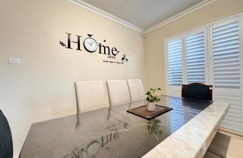 Penrith Villa | 5 Bedroom Group Accommodation Penrith CBD Sleeps 12 Near Hospital Stadium