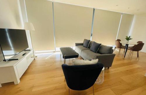 Chatswood CBD Apartment | Stylish Chatswood 2BR Apartment with 3 Beds, Gym, Near Metro