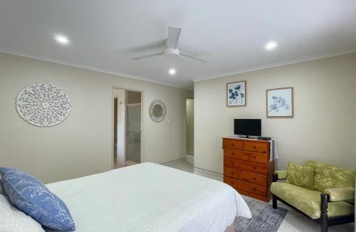 Burrum Heads House | Sandy Paws - Burrum Heads- Walk to Beach -3BR- Aircon-Pool table