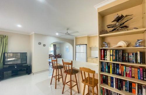 Burrum Heads House | Sandy Paws - Burrum Heads- Walk to Beach -3BR- Aircon-Pool table