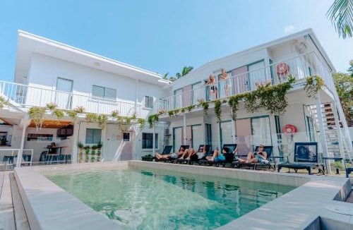 Surfers Paradise Hostel | Surf Inn Boutique Backpackers - FREE BREAKFAST
