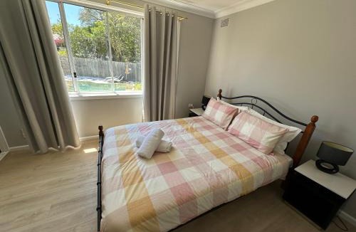 Marsfield House | Work and Unwind Retreat King Bed Love Heart Hot Tub for 2 Game Room Cinema on the bed 500Mbps WiFi Ideal for Business Couples and Special Events