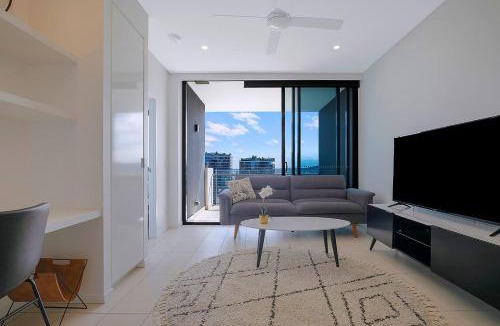 South Brisbane Apartment | Soaring Skyline on Southside at Resort-Style Stay