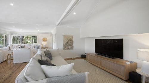 Hardys Bay House | Bush Retreat with Bayviews at Pretty Beach