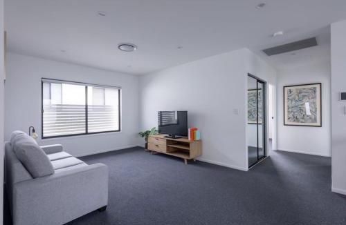 Rochedale House | Modern Elegance Spacious 5BR Retreat in Rochedale