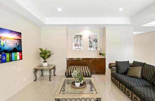 Carindale House | Luxury Hilltop Brand-New 5BD Holiday Home