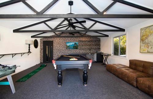 Woy Woy House | Woy Woy Staycation - Heated Pool & Hot Tub & BBQ & Pizza Oven & Arcade Game & Pool Table