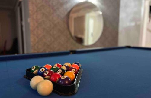 Marsfield House | Work and Unwind Retreat King Bed Love Heart Hot Tub for 2 Game Room Cinema on the bed 500Mbps WiFi Ideal for Business Couples and Special Events