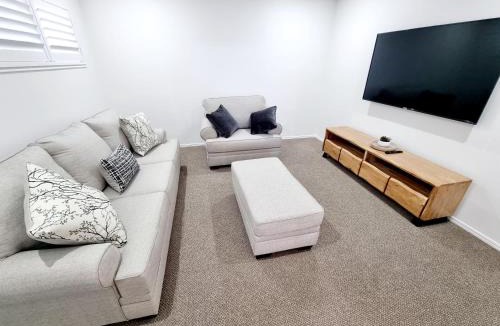 Urraween House | Large and Private Executive Home - Secure parking for boats