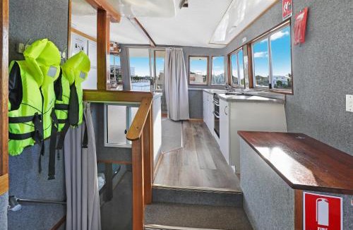 Pelican Waters Boat Rental | Caloundra Houseboats