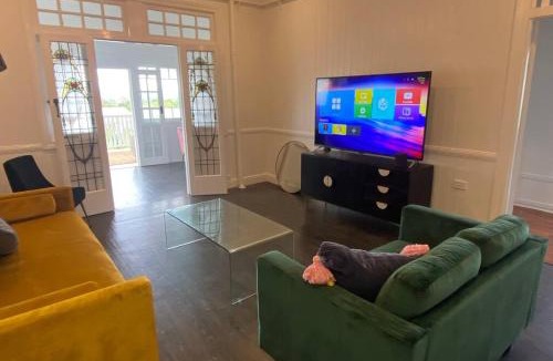 Newtown House | Urban Getaway Top Floor 4BR 4BA, AC, Sauna, Ipswich