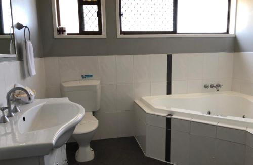 Warwick Hotel | Jackie Howe Motel