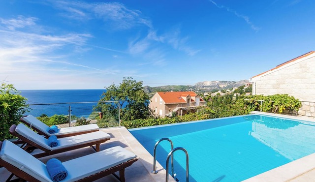 Villa Art Gallery - Six Bedroom Villa with Terrace and Swimming Pool