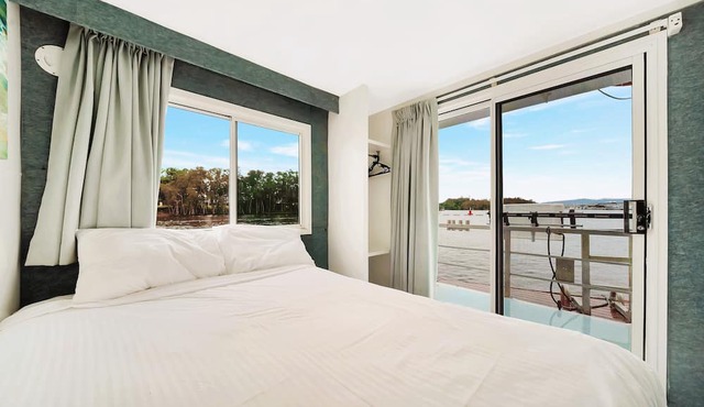 Coomera Houseboat Holidays