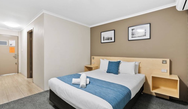 Morayfield Tavern & Motel